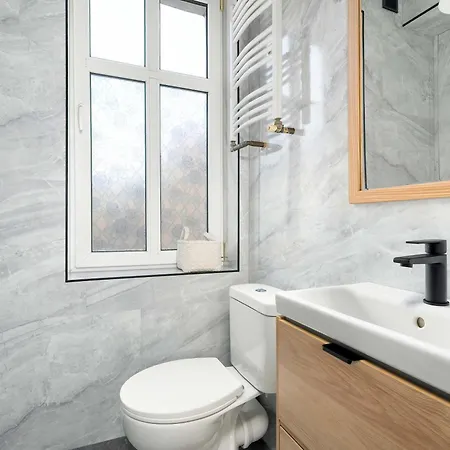 Апартаменты Comfortable One Bedroom Located Near The Old Market Square By Renters *