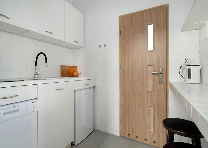 Апартаменты Comfortable One Bedroom Located Near The Old Market Square By Renters