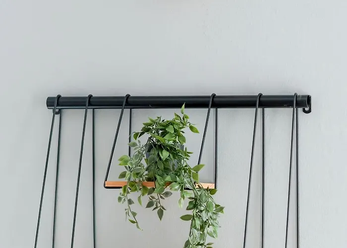 Comfortable One Bedroom Located Near The Old Market Square By Renters شقة بوزنان