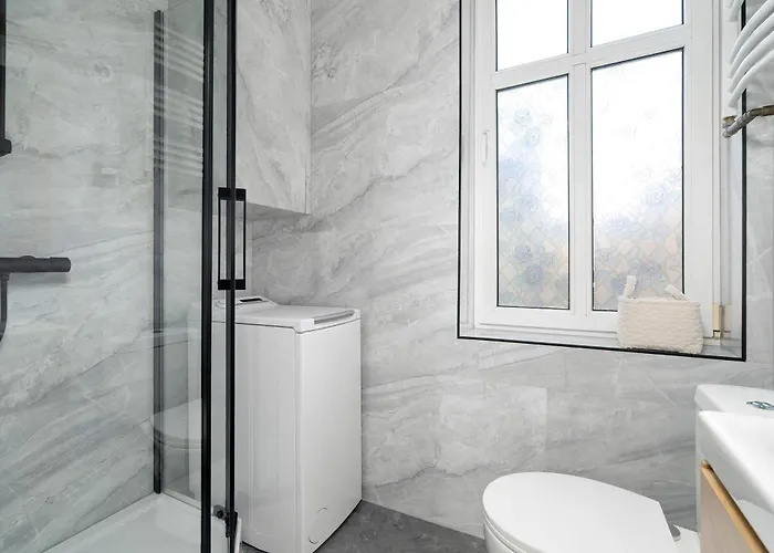 Comfortable One Bedroom Located Near The Old Market Square By Renters شقة